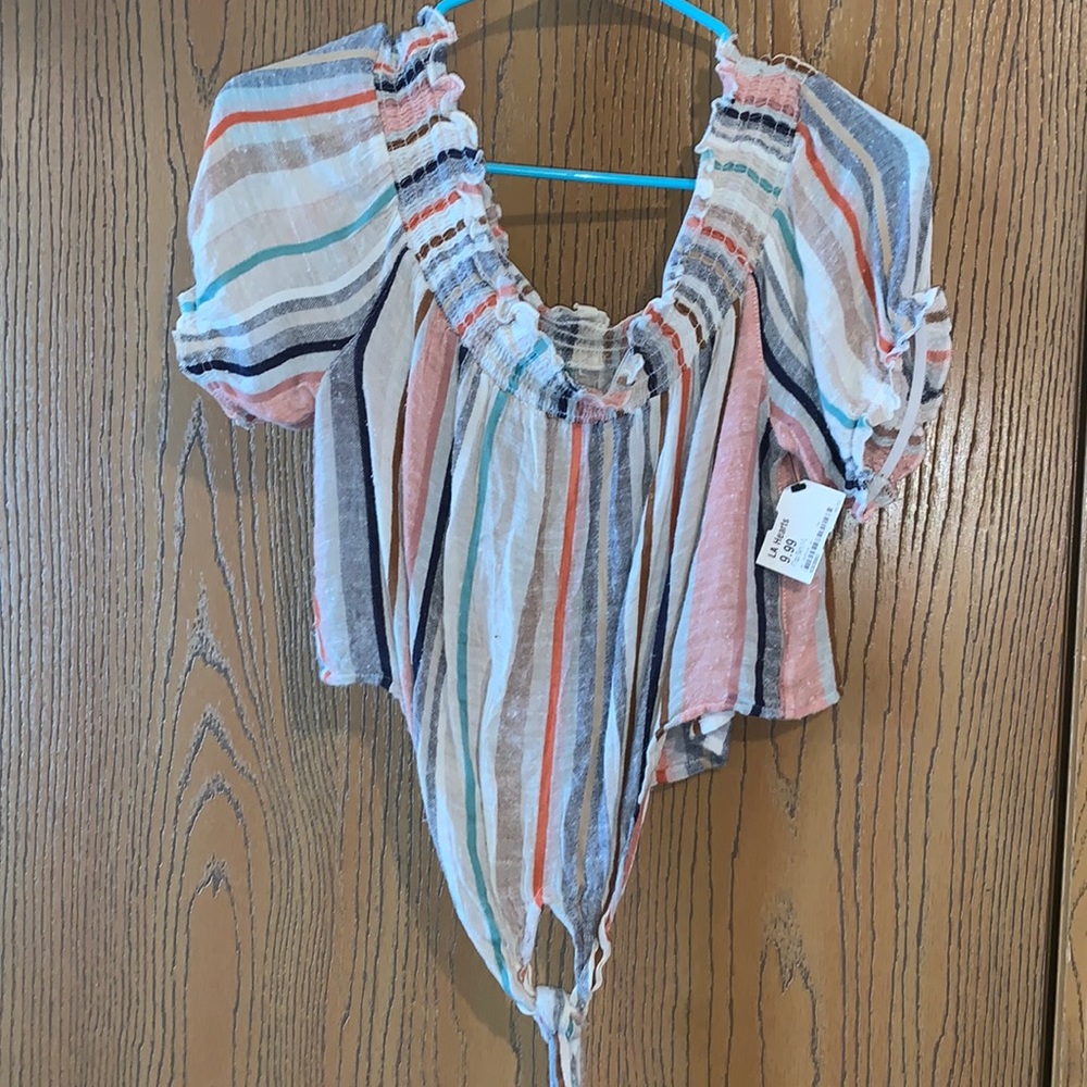 Says size Large.. but fits more like a medium. Hangs off the shoulders